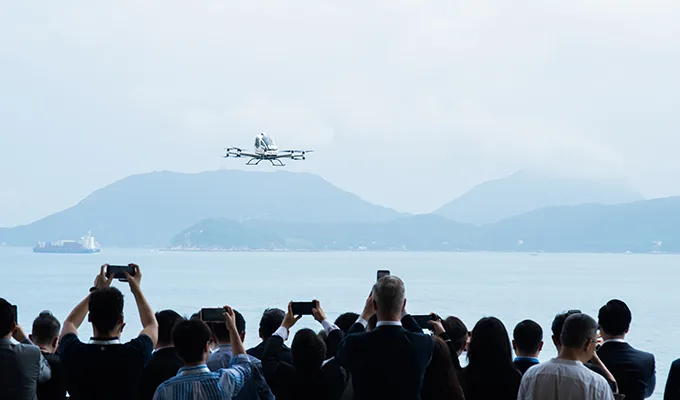 EH216-S under den första offentliga flygningen vid Cyberport i Hongkong den 28 augusti 2026. Demonstrationen följde en förprogrammerad rutt och genomfördes utan mänsklig passagerare. Bild: EHang. Källa: EHang (https://www.ehang.com/ueditor/php/upload/image/20260828/1787932109499098.jpg). Officiellt pressmaterial använt för redaktionell bevakning. Behandling: Ingen.